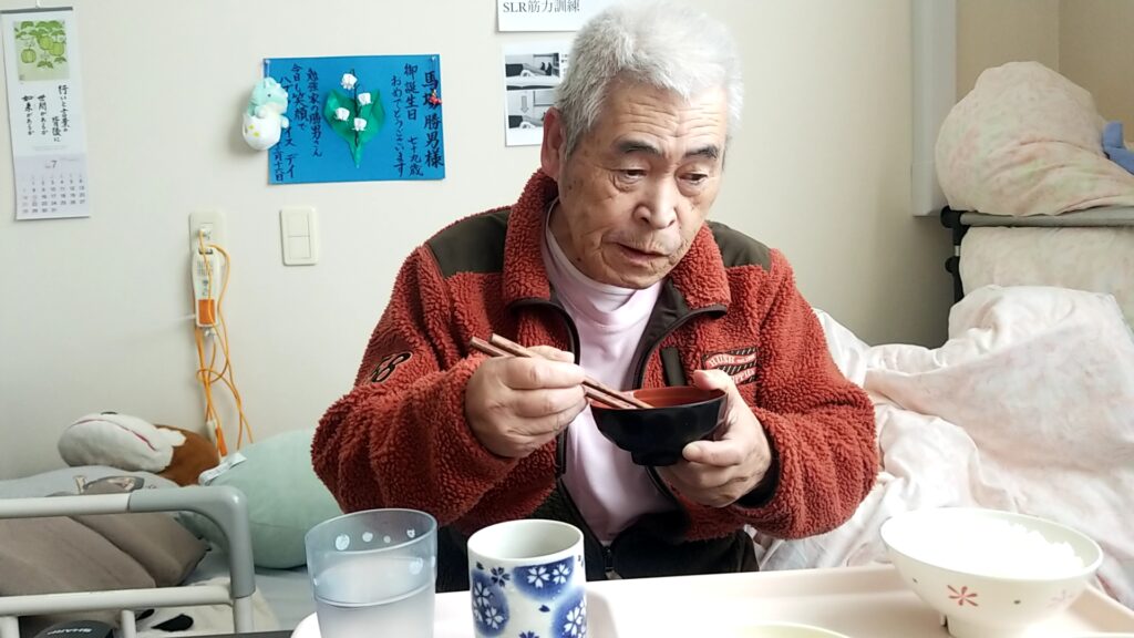 食事をしている写真